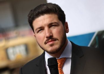 Samuel García enfrentará juicio sin dejar su puesto