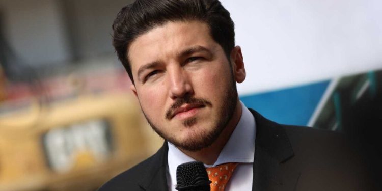 Samuel García enfrentará juicio sin dejar su puesto