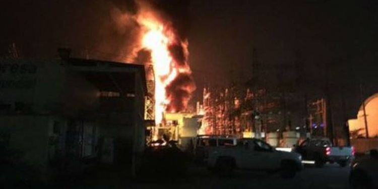 Explosión en centro eléctrico de CFE deja sin luz a amplias zonas de Villahermosa