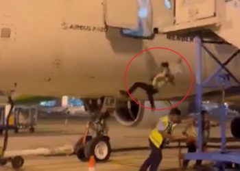 Cae un trabajador de aerolínea en un aeropuerto de Yakarta, Indonesia