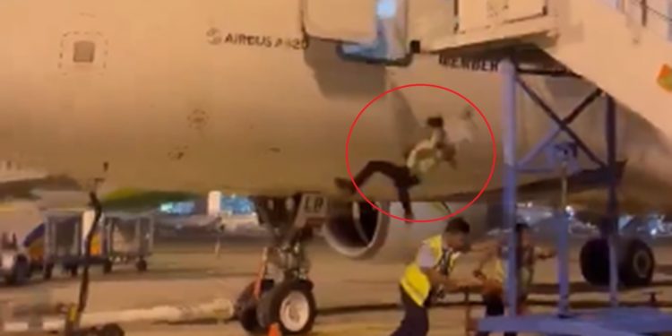 Cae un trabajador de aerolínea en un aeropuerto de Yakarta, Indonesia