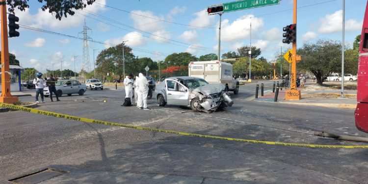Fuerte accidente en Chac Mool deja una persona sin vida