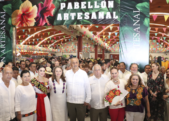 Visitan Carlos Merino y Guadalupe Castro stands del DIF Tabasco y Pabellón Artesanal