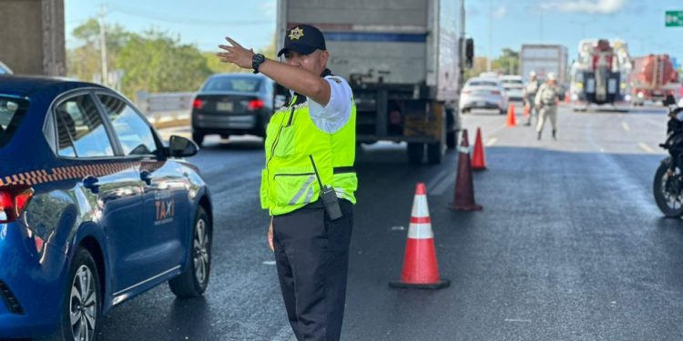 Atiende gobierno de BJ volcadura de pipa en BLV. Colosio