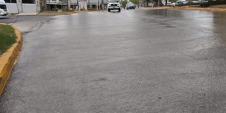 Importante fuga de agua en Paseo Usumacinta genera preocupación