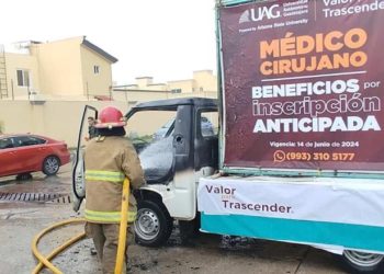 Se quema vehículo de publicidad en Boulevard Bicentenario