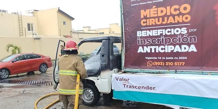 Se quema vehículo de publicidad en Boulevard Bicentenario