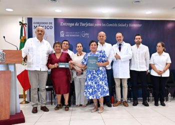 Entrega Carlos Merino tarjeta ‘La Clínica es Nuestra’