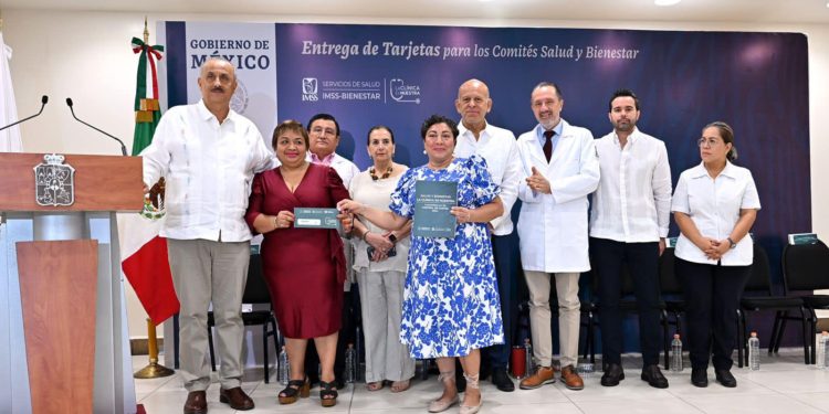 Entrega Carlos Merino tarjeta ‘La Clínica es Nuestra’