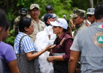 Mara Lezama recorre calles y atiende llamadas de auxilio de la gente afectada por inundaciones en Chetumal