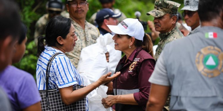 Mara Lezama recorre calles y atiende llamadas de auxilio de la gente afectada por inundaciones en Chetumal
