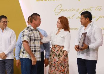 Distingue Gobierno de Centro a 598 servidores públicos con entrega de estímulos económicos