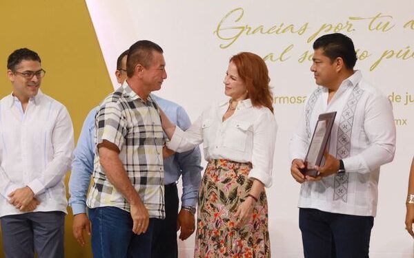 Distingue Gobierno de Centro a 598 servidores públicos con entrega de estímulos económicos