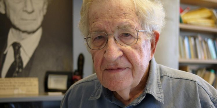 Noam Chomsky, escritor y filósofo es dado de alta en un hospital de Brasil