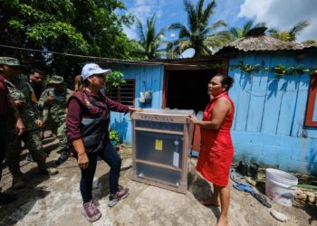 Entrega Mara Lezama en Bacalar apoyos directos a familias afectadas por inundaciones