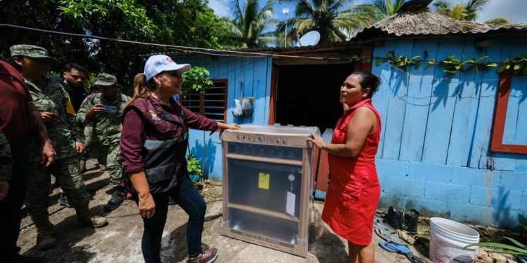 Entrega Mara Lezama en Bacalar apoyos directos a familias afectadas por inundaciones