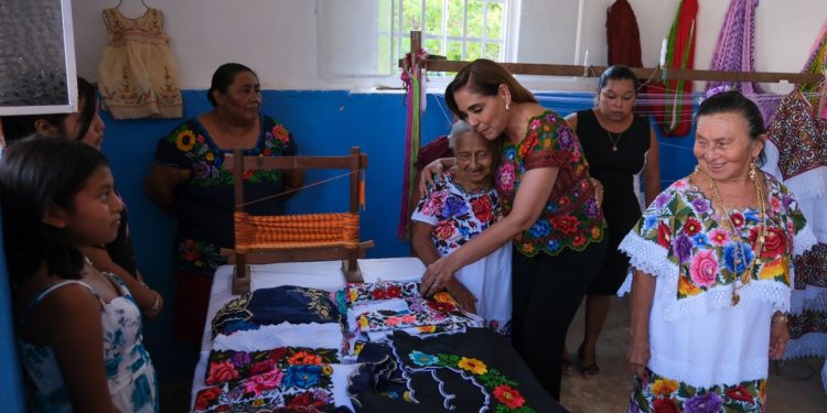 Mara Lezama conecta plataforma CorreosClic para comercializar productos en 192 países, a artesanas, productores y emprendedores