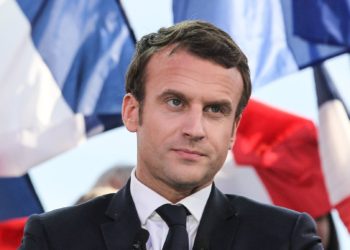 Emmanuel Macron lanza campaña electoral con llamado al Centro