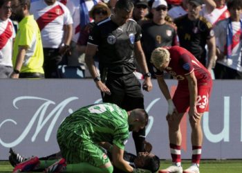 Árbitro se desploma durante partido entre Perú y Canadá por la Copa América