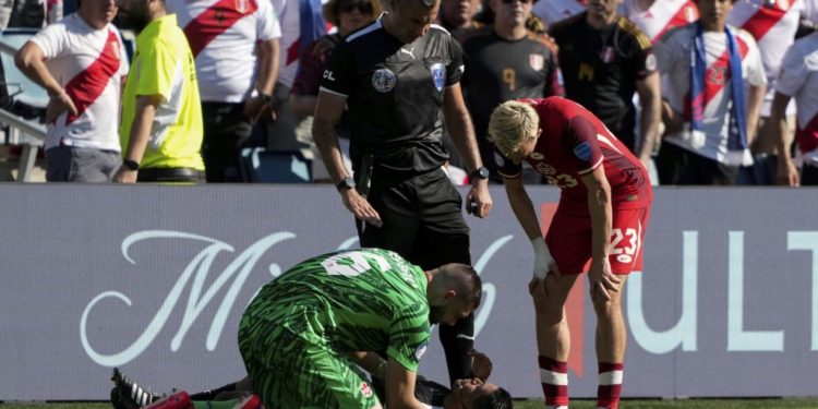 Árbitro se desploma durante partido entre Perú y Canadá por la Copa América