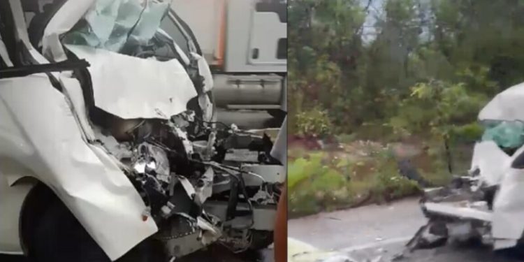 Muere chofer al impactarse contra autobús en la carretera Puerto Morelos