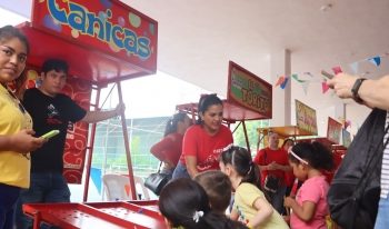 Celebra ISSET su Feria Infantil con show de payasos y botargas