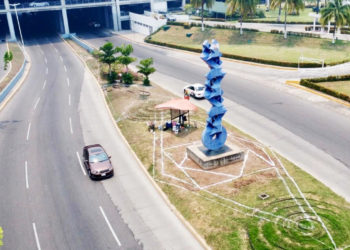 Restaura Centro la escultura Clave Morada en Tabasco 2000 por presentar deterioro