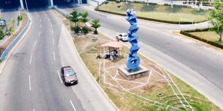 Restaura Centro la escultura Clave Morada en Tabasco 2000 por presentar deterioro
