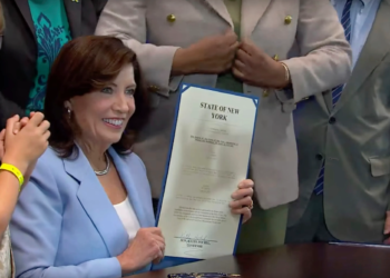 Kathy Hochul, gobernadora del estado de Nueva York, firma proyecto de ley que restringe el algoritmo de las redes sociales para los menores de edad