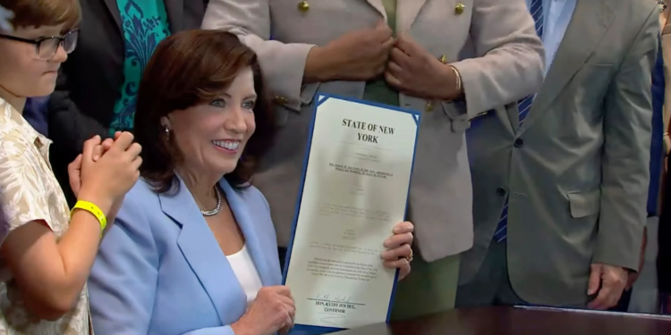 Kathy Hochul, gobernadora del estado de Nueva York, firma proyecto de ley que restringe el algoritmo de las redes sociales para los menores de edad