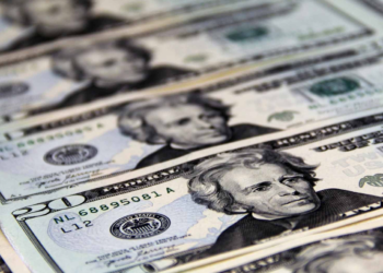 El dólar cerró el viernes en 18.1 pesos por dólar, y abrió este día en 18.119 pesos por dólar