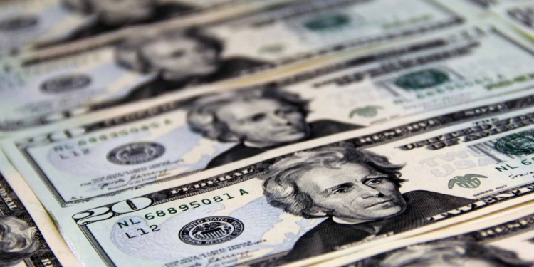 El dólar cerró el viernes en 18.1 pesos por dólar, y abrió este día en 18.119 pesos por dólar
