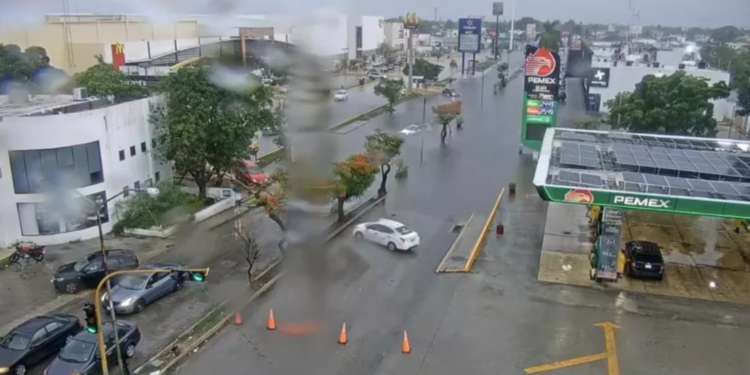 Tras la fuerte lluvia que cayó en la capital yucateca dejó colapsados varios puntos en colonias, avenidas y fraccionamientos