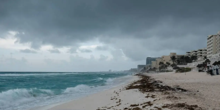 Cancelan actividades marítimas debido a la onda tropical Invest 94L