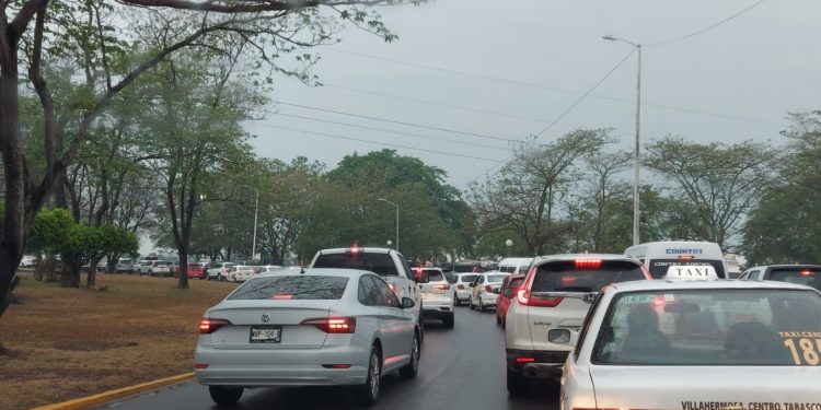 Proceso de admisión a UJAT provoca caos vial en Bulevar Bicentenario