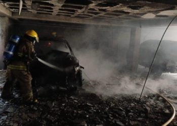Incendio en Torre 104 de la Colonia Rovirosa: Tres vehículos calcinados