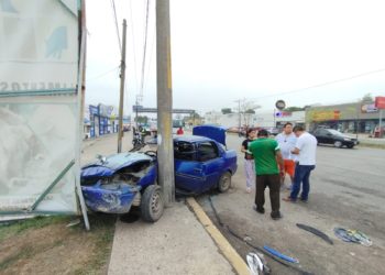 Accidente en Periférico: Pareja de adultos mayores impacta contra poste de CFE