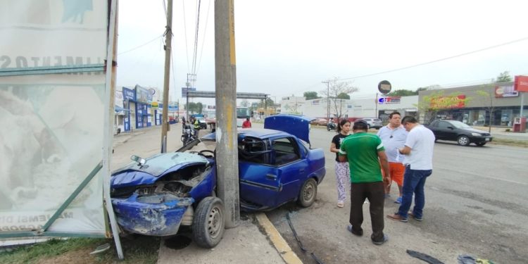 Accidente en Periférico: Pareja de adultos mayores impacta contra poste de CFE