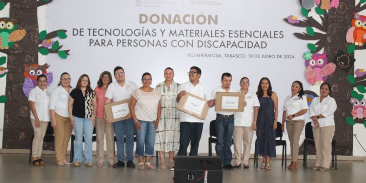 Entrega DIF Tabasco materiales esenciales y laptops a personas con discapacidad