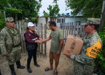 En Chiquilá, Mara Lezama supervisa y atiende a familias de la colonia Veracruzana