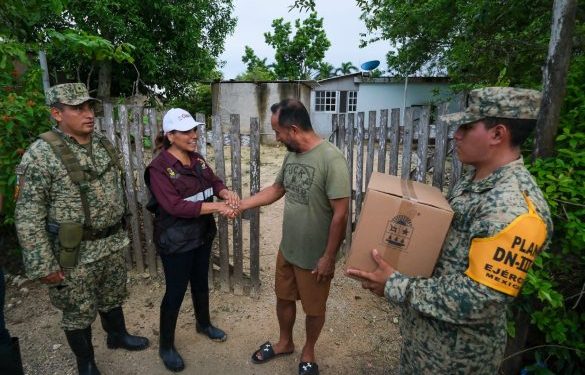 En Chiquilá, Mara Lezama supervisa y atiende a familias de la colonia Veracruzana