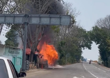 Incendio consume palapa en la carretera Villahermosa – Cárdenas