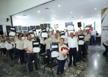 Entrega Congreso reconocimientos y estímulos por antigüedad laboral a trabajadores