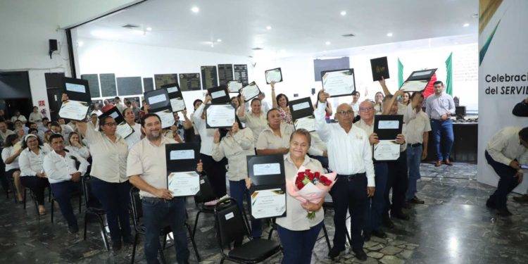 Entrega Congreso reconocimientos y estímulos por antigüedad laboral a trabajadores