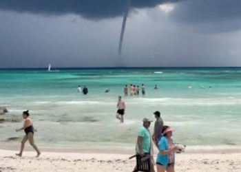 Sorprendente tromba marina aparece en las playas de Tulum
