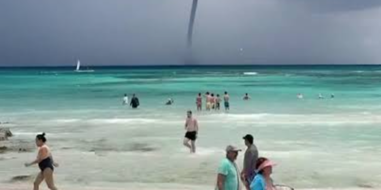 Sorprendente tromba marina aparece en las playas de Tulum