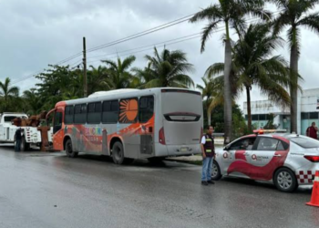 Sancionan a chófer de transporte público por cruzar banqueta en la Zona Hotelera