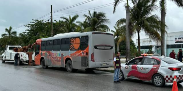 Sancionan a chófer de transporte público por cruzar banqueta en la Zona Hotelera