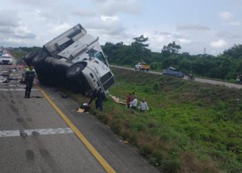 Accidente en la carretera Cárdenas – Coatzacoalcos: Camión volcado y rapiña de carga