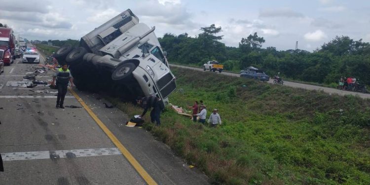 Accidente en la carretera Cárdenas – Coatzacoalcos: Camión volcado y rapiña de carga